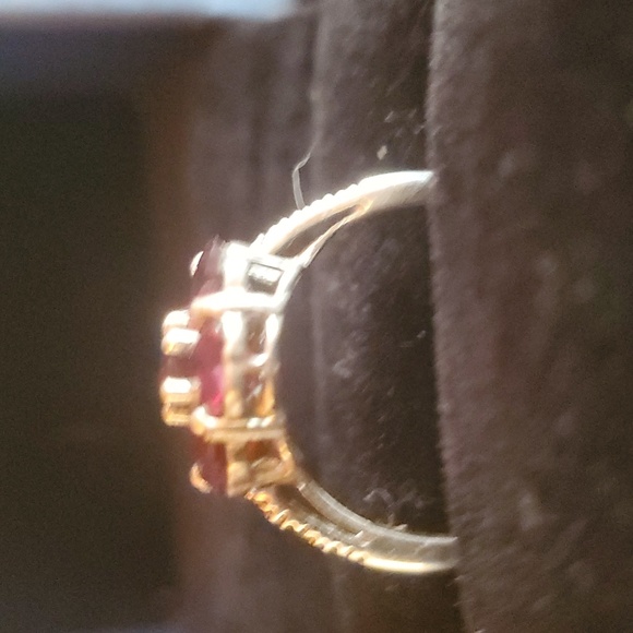 Silver ring with red stones. Size 6. - Picture 3 of 4